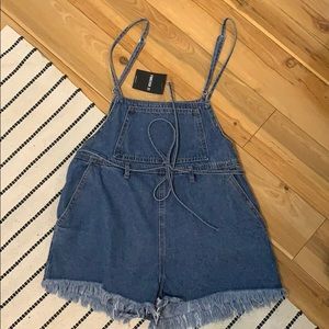 DENIM FRAYED OVERALL SHORTS